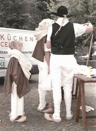 Vor etlichen Jahrhunderten mussten auch die Kinder mit anpacken. Auf dem Museumsfest natürlich nur zur Demonstration.