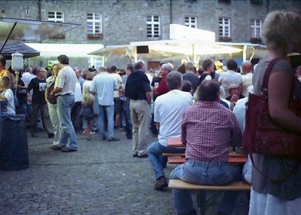 Der Schlossplatz im Sommer. Hückeswagen Live als Treffpunkt für Tratsch und Klatsch